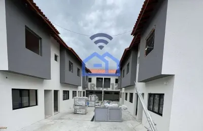 Sobrado à venda no bairro cidade jardim em caraguatatuba, sp - 2 suítes, sala ampla, cozinha e área