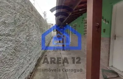 Sobrado à venda na martim de sá - dois dormitórios, 2 banheiros, sala, 1 vaga na garagem - caraguat