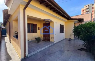 Casa à venda no centro em caraguatatuba, sp - construída em um terreno de 468m², 03 dormitórios, se