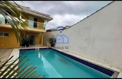 Excelente sobrado à venda com 4 dorm sendo 2 suites com varanda, piscina e área gourmet , martim de