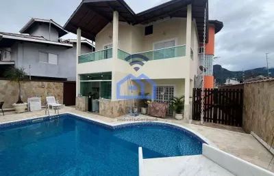 Casa à venda no bairro do indaiá em caraguatatuba, sp - com 2 suítes, sala e garagem com espaço par