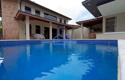 Sobrado à venda no bairro sumaré em caraguatatuba, sp - imóvel de alto padrão com 3 suítes, espaços