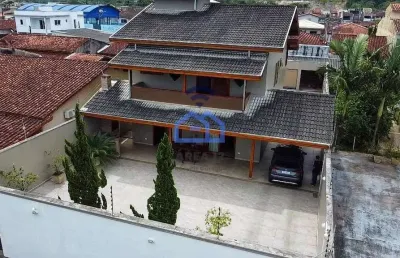 Sobrado à venda no bairro jardim das gaivotas em caraguatatuba, sp - com quintal amplo, edícula e s