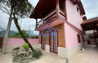 Sobrado triplex espaçoso para locação no bairro do indaiá em caraguatatuba, sp - venha morar com co