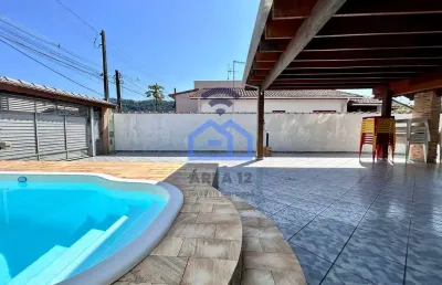 Casa espaçosa de 4 dormitórios à venda na região central em caraguatatuba, sp - conforto e localiza