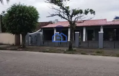 Oportunidade de casa térrea à venda, localizada a apenas 250m da praia do indaiá em caraguatatuba,