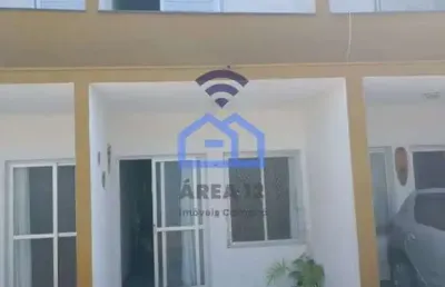Excelente em casa em condomínio à venda, localizada a apenas 150m da praia no bairro jardim britâni