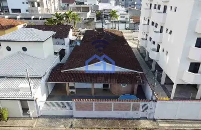 Casa à venda a uma quadra da praia no bairro do indaiá em caraguatatuba, sp