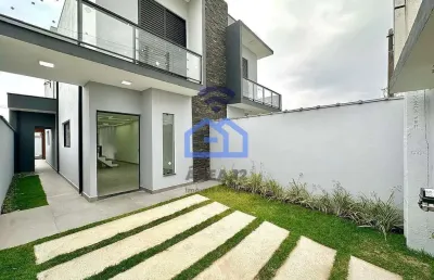 Maravilhosa casa à venda, com piscina, espaço gourmet completo e 2 suítes, no balneário dos golfinh