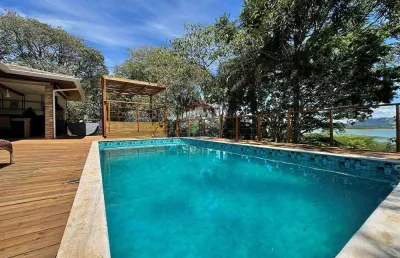 Casa de alto padrão pé na água na represa de piracaia