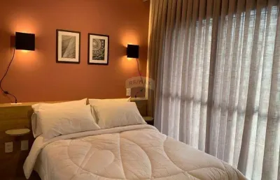 Studio mobiliado com varanda, decoração moderna e localização privilegiada
