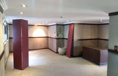 Conjunto comercial com 320m2.sendo 2 banheiros, 1 vaga de garagem