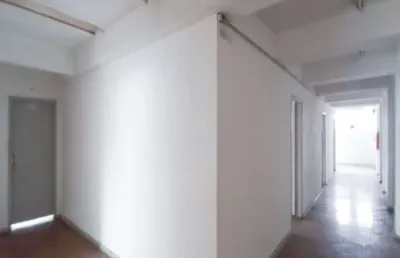 Prédio comércial com  800m² distribuídos em 3 andares com 3 banheiros, 16 salas, terraço, copa e recepção no térreo