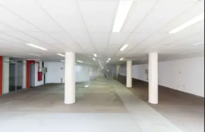 Sobreloja com 2 andares, sendo 786m² distribuídos em galpão principal com 4 banheiros, 5 salas sendo 3 com divisórias, e uma copa