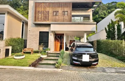 Viva o máximo conforto: residência de alto padrão com banheira, closet, piscina  e acabamento premium