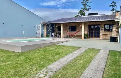 Seu refúgio na praia com piscina, hidromassagem e espaço de sobras.