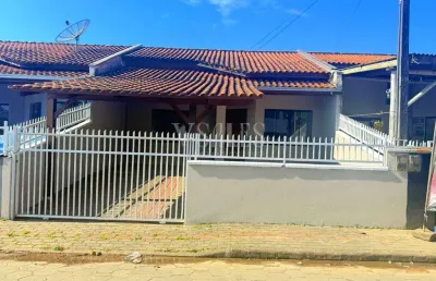 Linda casa em itajubá, 3 min da praia, ótima localização