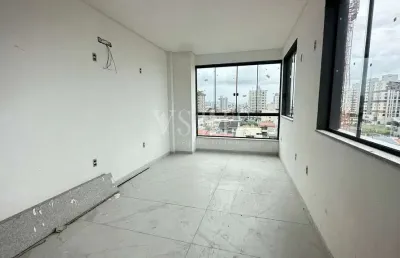 Linda cobertura no centro de navegantes com vista panorâmica para o mar   poucos metros da praia