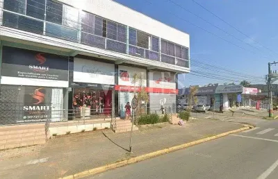 Espaço versátil com mezanino e acesso facilitado à avenida principal