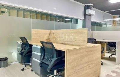 Espaço corporativo com 16 estações e sala de reunião com vista para a brava!