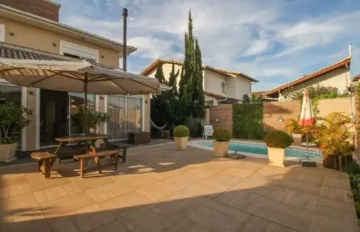 Casa exclusiva com 4 quartos, sendo 3 suítes, em local nobre