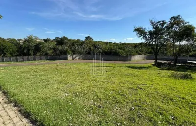 Terreno de esquina com 3 frentes à venda em condominio
