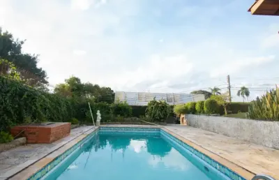 Luxuosa e harmoniosa casa com 4 dormitórios no pilarzinho.