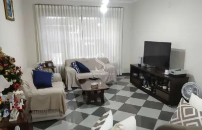 Casa térrea de 222m², possui 3 dormitórios (1 suíte), 2 salas e 2 vagas, à venda na região de saúde.