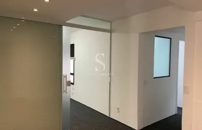 Conjunto comercial dividido em 6 salas, ar condicionado, copa e depósito.