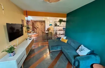 Casa assobradada com 206m²  tres dormitorios sendo uma suite, banheiro social, e duas vagas . casa a