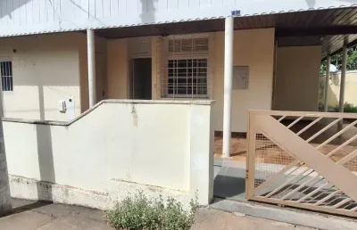 Locação  casa no centro da cidade de cuiabá em uma vila.