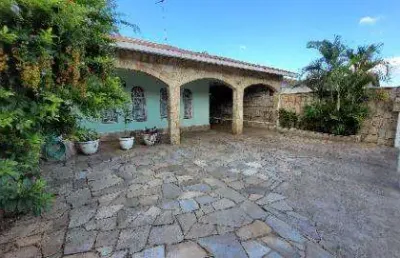 Venda de casa térrea no jardim rincão, em arujá/sp, oportunidade com 310m², 3 quartos, suíte, churrasqueira, edícula e 4 vagas. consulte-nos.
