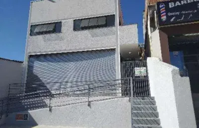 Locação de salão comercial em arujá, com 250m², amplo espaço c/ pavimento superior e inferior, 2 copas e entrada c/ acessibilidade. consulte-nos..