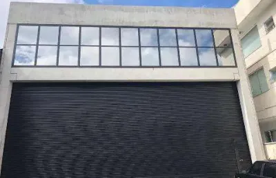 Locação de galpão comercial no centro de arujá/sp, 700m² com mezanino, 5 banheiros sendo 1 acessível, 5 vagas e energia trifásica. consulte-nos.