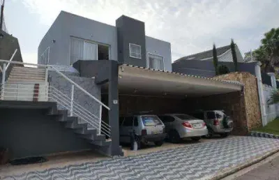 Venda de casa no condomínio arujá country club, em arujá/sp, 200m² com 3 quartos, suíte, hidro, planejados, sala com lareira e 3 vagas. consulte-nos.