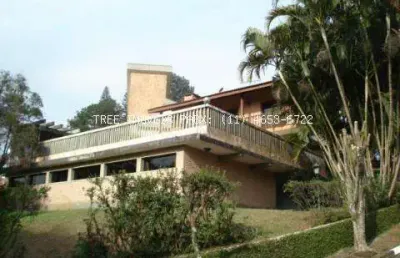 Venda de casa sobradada condomínio arujazinho iv arujá/sp, distribuídos em 3 dormitórios todos com armários embutidos, assoalho. consulte-nos.