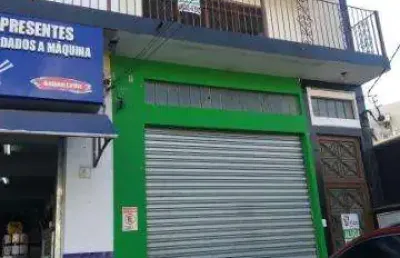Locação de salão comercial no centro de arujá/sp, oportunidade com 90m², banheiro privativo, copa, 01 vaga e pé direito de 4m. consulte-nos.