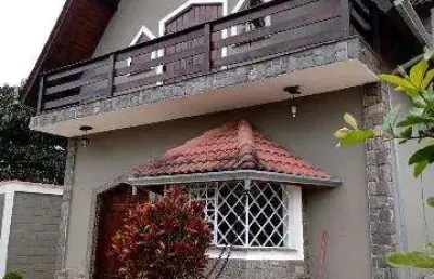 Venda de casa no nova arujá, em arujá/sp, 226m², 3 suítes amplas,  3 salas , lavabo, cozinha ampla, lavanderia, edícula c/ wc, 3 vagas. consulte-nos.