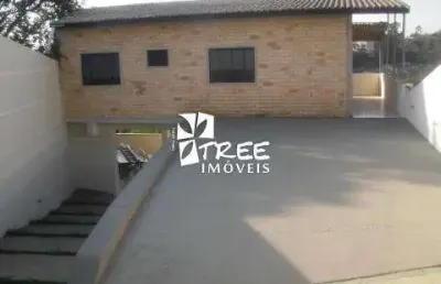 Venda e locaçao de casa no condomínio arujá country club, 293m² com 3 quartos, suíte, cozinha com muita luz natural e 6 vagas para auto. consulte-nos.