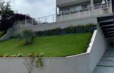 Venda e locação de excelente casa no condomínio ibirapitanga, em santa isabel/sp, 470m² com varanda, espaço gourmet, piscina e lareira. consulte-nos.