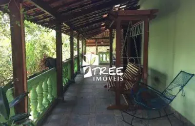 Venda de chácara no parque dos jacarandás, em arujá/sp, a/t 6.800m² com 3 casas, piscina, 2 áreas de lazer com churrasqueira e campinho. consulte-nos.