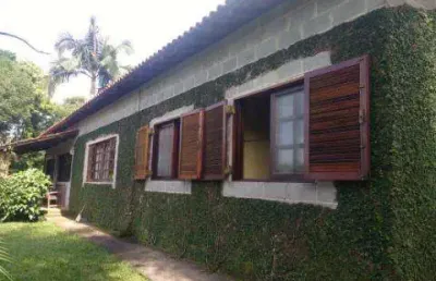 Venda de sítio em pedra branca, em santa isabel/sp, área de 24.000m² e a/c de 200m², com 4 dorm, sala 4 ambientes com lareira e cozinha. consulte-nos.