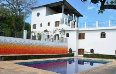 Venda e locação de chácara em guararema/sp, oportunidade de 2 mil metros de área construída, com piscinas, cozinhas, salas e 20 vagas. consulte-nos.