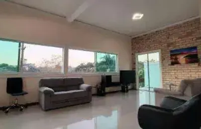 Venda e locação de casa térrea no condomínio arujá country club, em arujá/sp, 230m² c/ 3 quartos, suíte, piscina, churrasqueira e 6 vagas consulte-nos