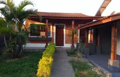 Locação de casa no arujazinho iv, em arujá/sp, excelente imóvel de 250m² com 02 dorm, 03 salas, cozinha, lavanderia e quintal coberto. consulte-nos.