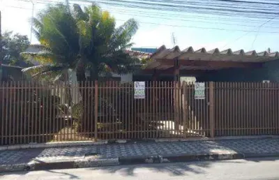 Venda e locação de casa térrea comercial no centro de arujá/sp, 300m² com suíte, área gourmet com churrasqueira e garagem coberta. consulte-nos.