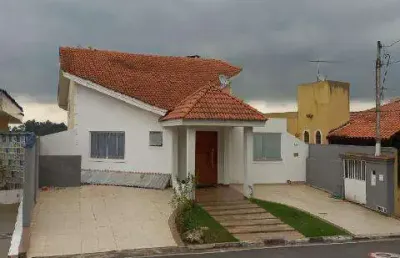 Venda de casa no condomínio arujá country club, em arujá/sp, 375m² com 3 suítes amplas, sala de estar com luz natural e cozinha ampla. consulte-nos.