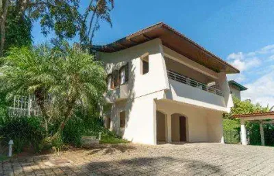 Venda de linda mansão no condomínio arujazinho iii, com 5 quartos, 4 salas, lareira, churrasqueira, piscina, jardim, gazebo e 4 vagas. consulte-nos.
