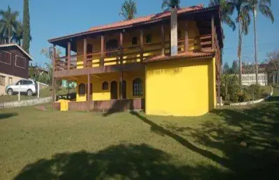 Venda de casa no condomínio hari country em santa isabel/sp, terreno com 1.700m², parte superior são: 03 dormitórios, sendo um suíte. consulte-nos