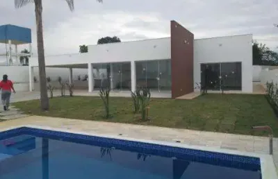 Venda de casa térrea no condomínio mont clair, em santa isabel/sp, 260m² com 03 quartos, sala ampla, cozinha, churrasqueira e piscina. consulte-nos.